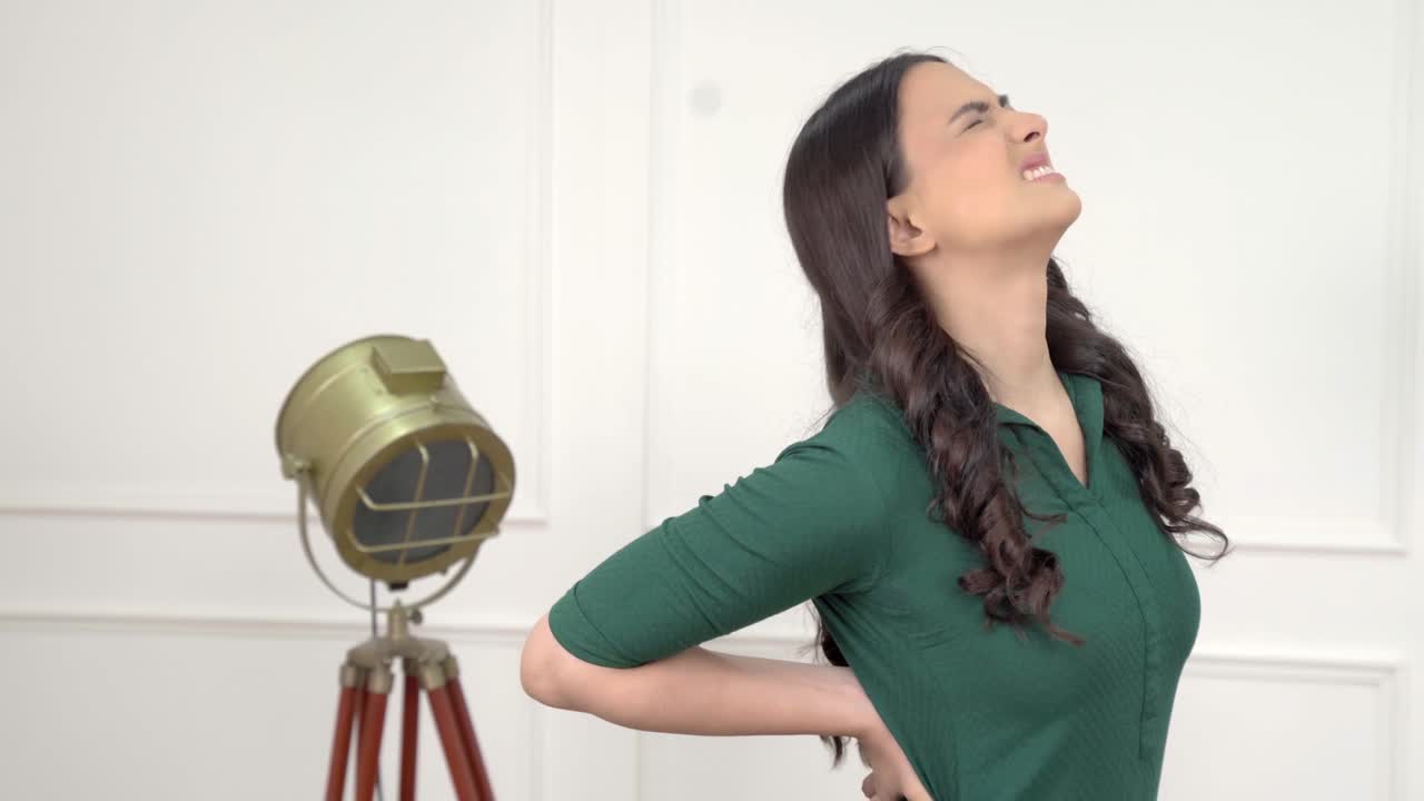 mujer india con dolor de espalda