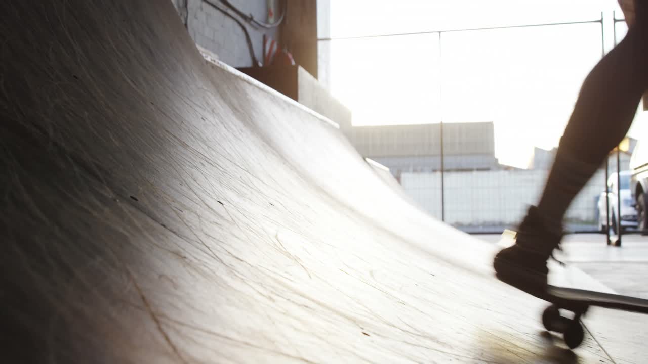 스케이트보드 경기장에서 스케이트보드를 연습하는 남자 4k