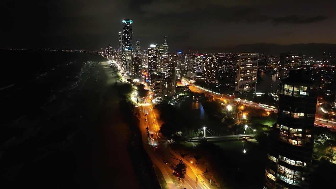 olhando para o sul no crepúsculo no icônico paraíso dos surfistas à beira-mar, pairando alto sobre as ondas das praias da costa dourada