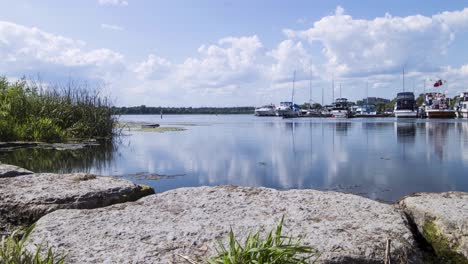 Boote-Und-Wolken-Im-Jachthafen-An-Einem-Schönen-Tag-Im-Zeitraffer