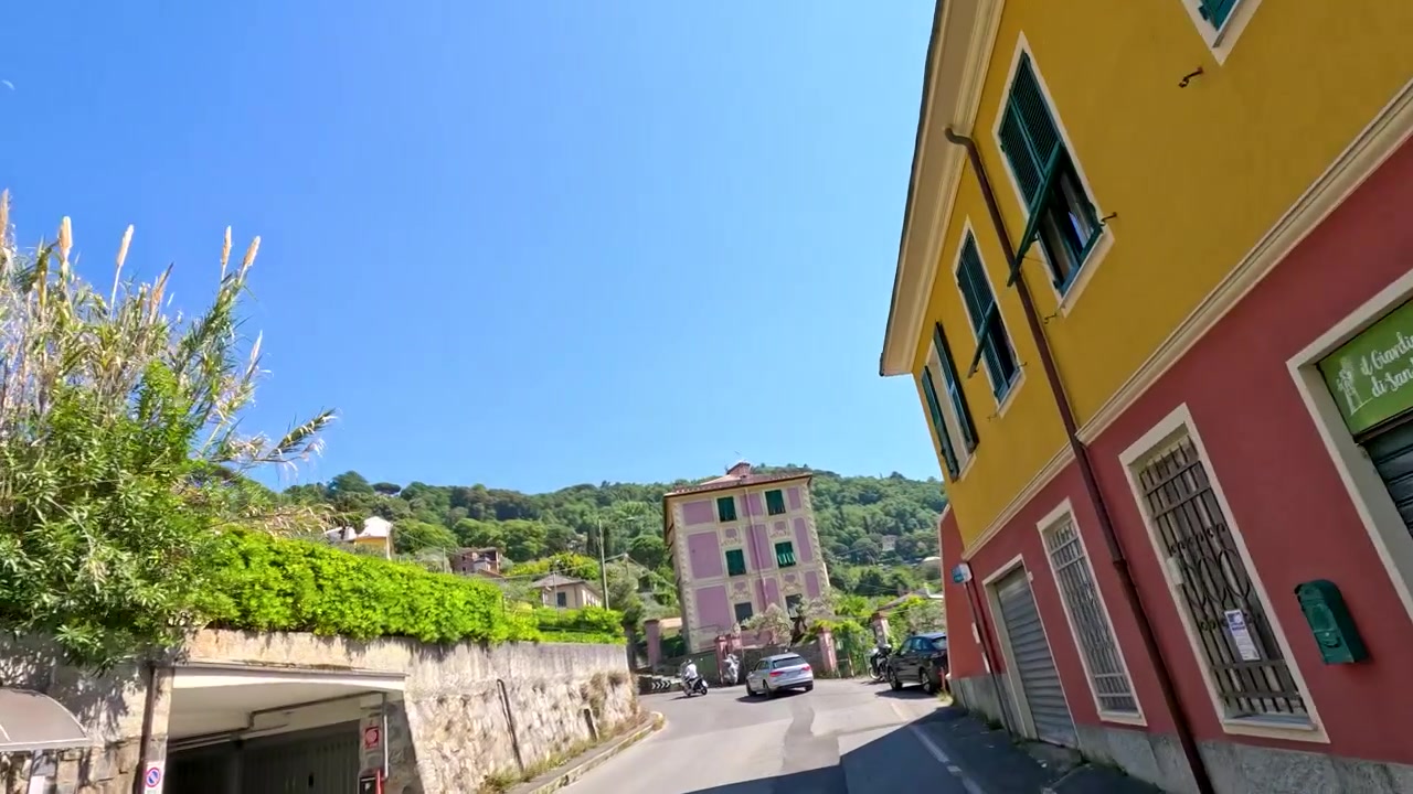 Percorrere una strada soleggiata di un villaggio italiano