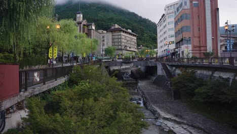 Gero-Onsen-Am-Frühen-Morgen,-Nebel-In-Den-Bergen-Von-Gifu-Japan