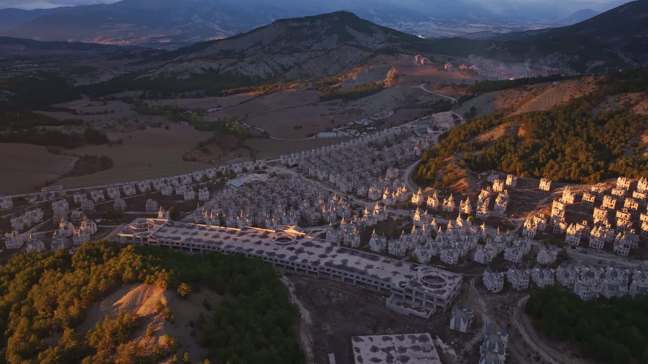 Burj Al Babas al atardecer, un inquietante desarrollo urbano abandonado en Turquía.