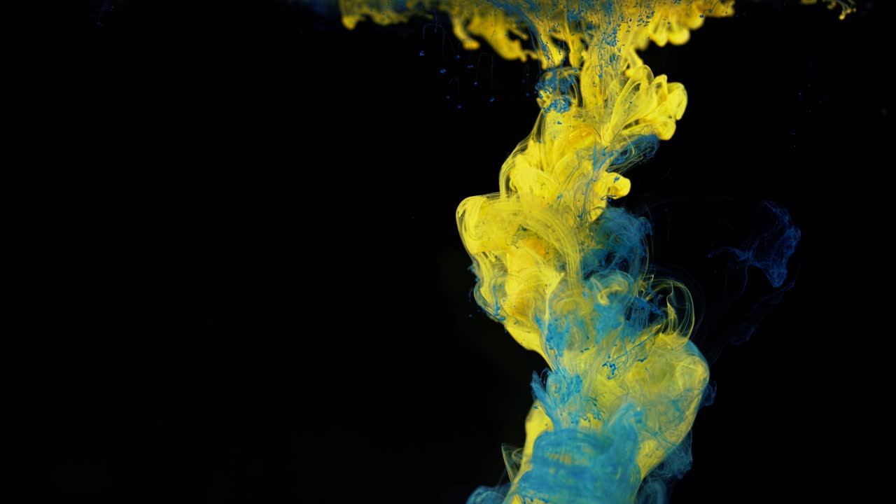 Mescolare inchiostro giallo e blu nell'acqua