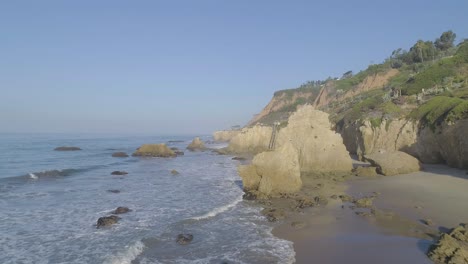 Tomas-Aéreas-De-La-Playa-El-Matador-Sobre-Olas-Y-Rocas-En-Una-Brumosa-Mañana-De-Verano-En-Malibu,-California