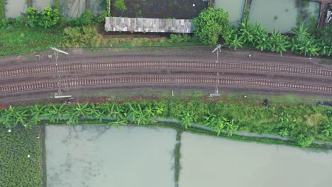 vista aérea de un tren en una línea ferroviaria a través de un paisaje rural