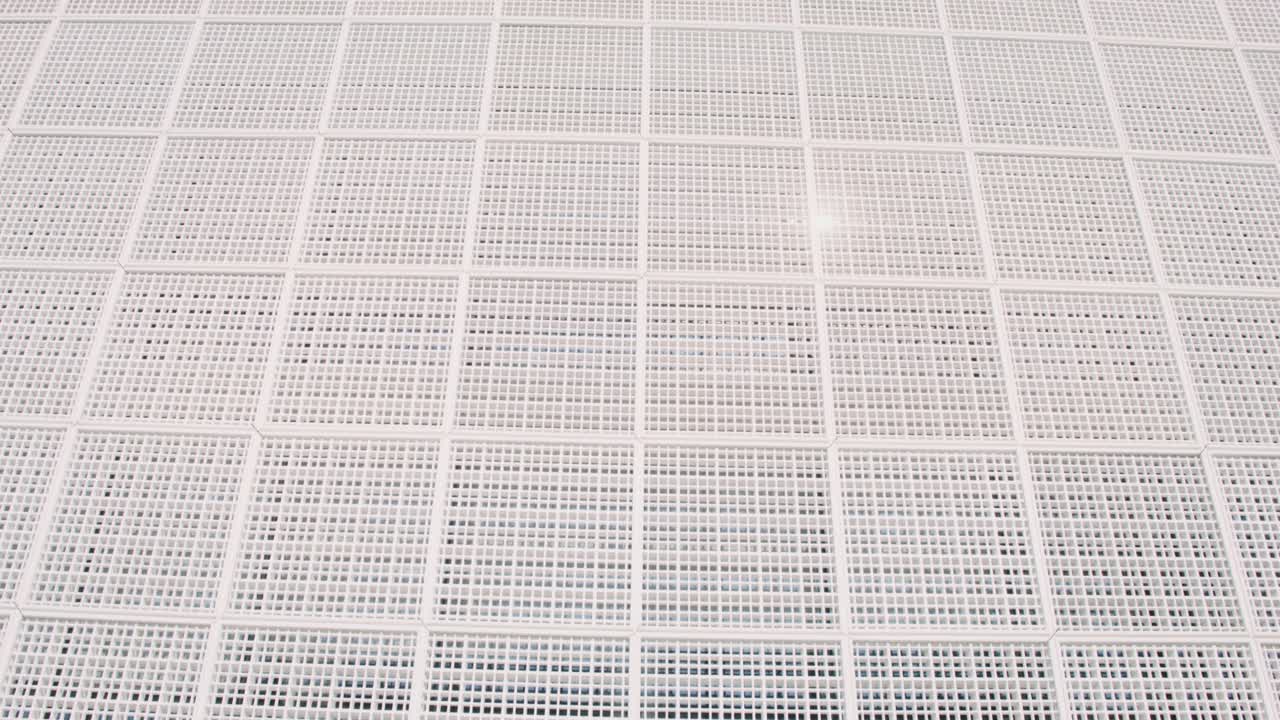 색 격자 패턴의 전면