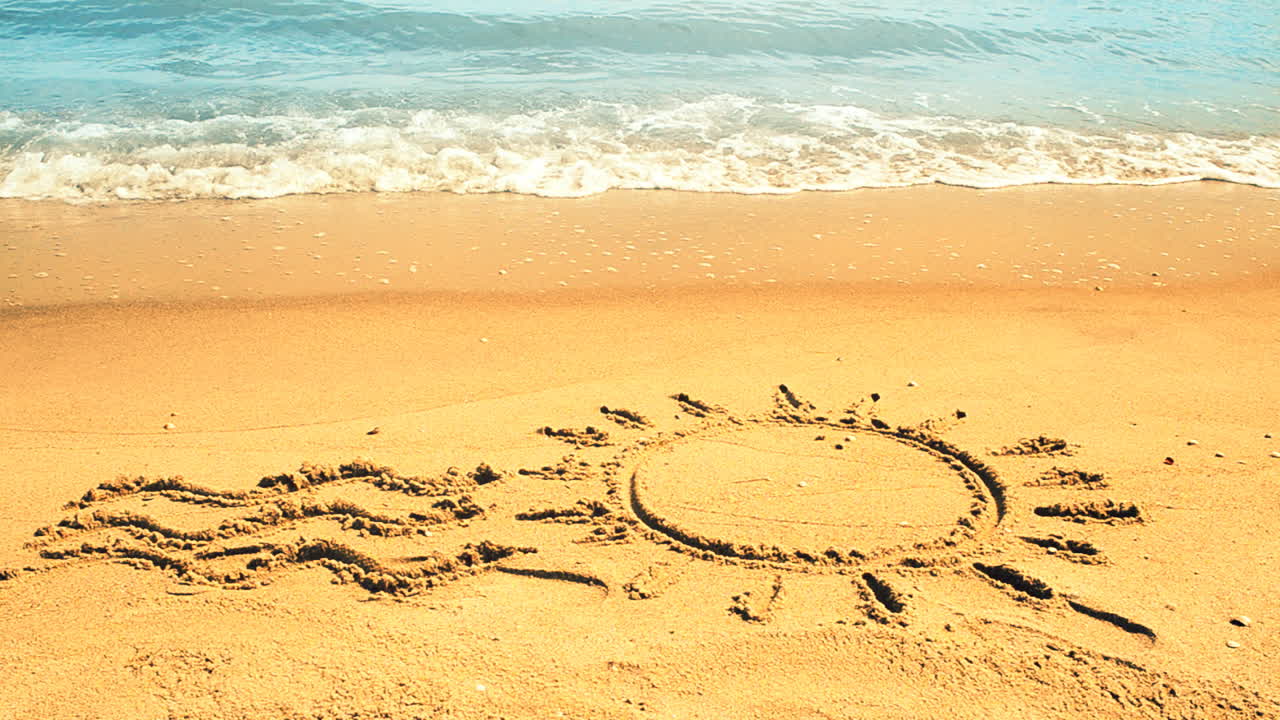 Disegno del sole in spiaggia. Servizio fotografico in spiaggia.