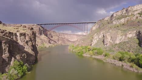 Aerial-drone-shot-over-the-snake-river-flying-towards-the-Perrine-Memorial-Bridge-in-Twin-Falls,-Idaho