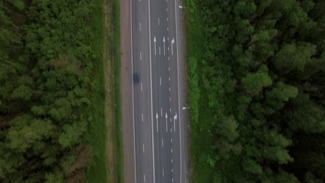 Toma-Aérea-Del-Tráfico-De-Transporte-En-La-Carretera-Rural