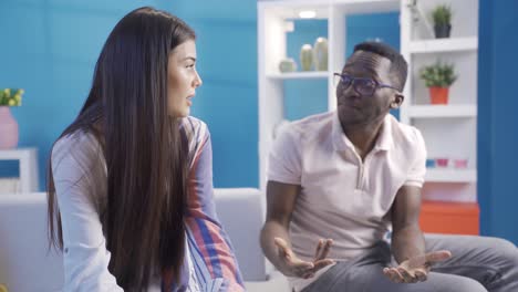 una pareja joven discutiendo y peleando. violencia doméstica y la escena emocional.