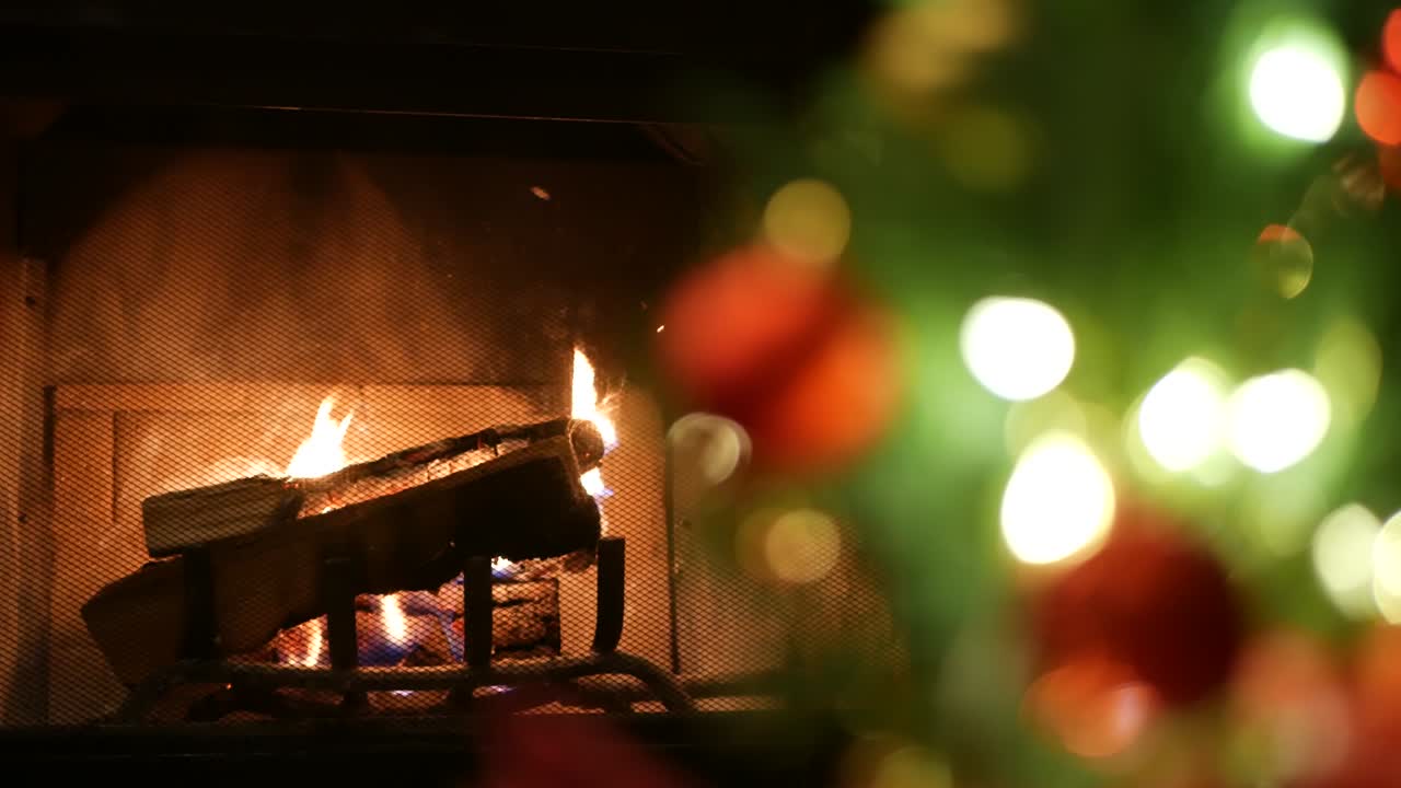 벽난로에서 불에 의해 크리스마스 트리 조명, 소나무의 새해 또는 크리스마스 장식.
