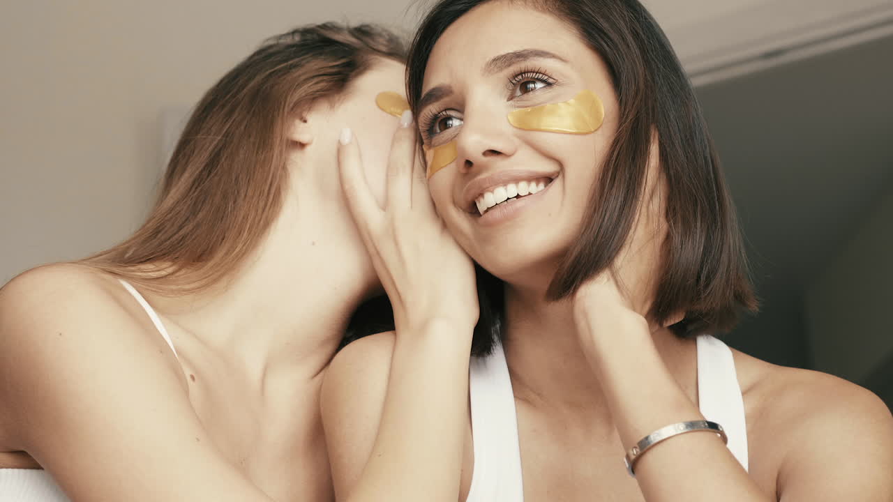 dos mujeres compartiendo una risa con máscaras para los ojos