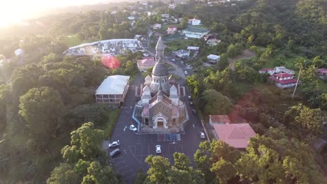 drone aéreo disparado sobre el sacre coeur en martinica al atardecer