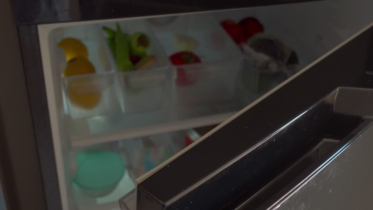 refrigerador abierto con productos frescos en el interior