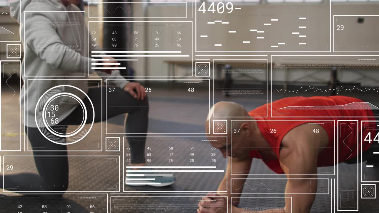 Trainee sujetando una plancha en el gimnasio, entrenador mirando el reloj, haciendo que los datos del HUD se oculten y luego se difuminen