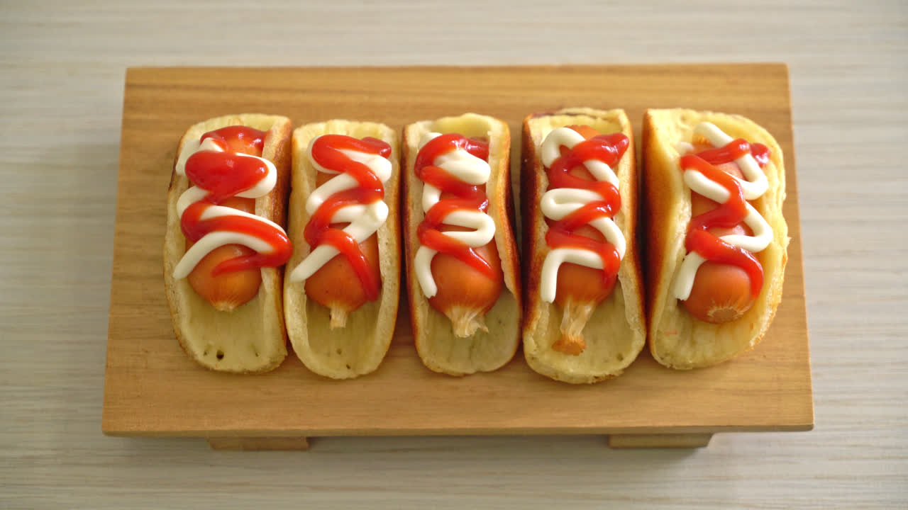 소시지 와 함께 평평 한 팬케이크 롤