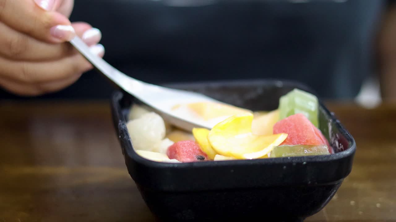 코코 과일 디저트를 맛보는 사람