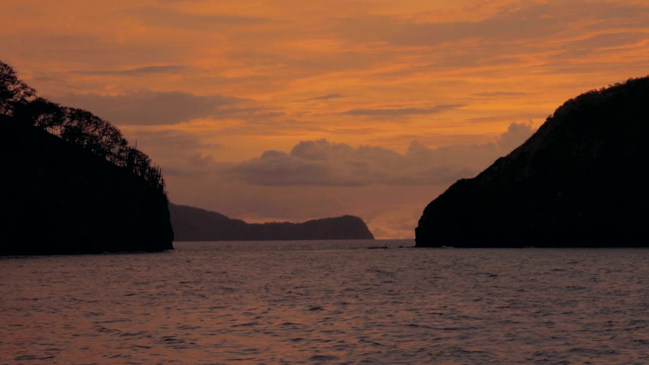 해가 지는 동안 섬으로 인 바다의 촬영