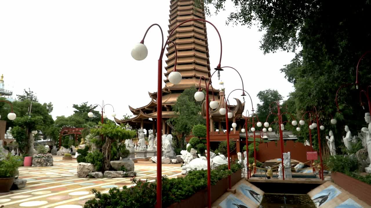 방콕의 사원에서 아름다운 사원 동상을보고