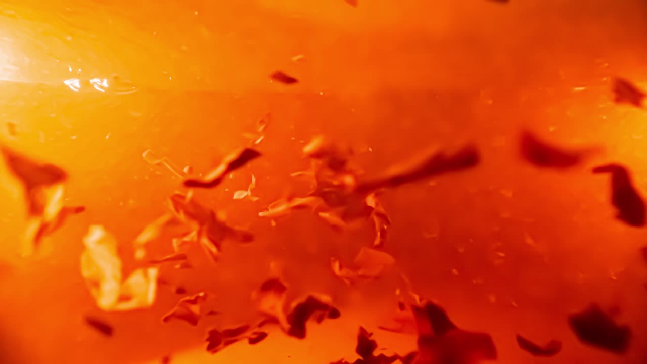 검은 차 잎이 떠다니고 회전합니다.