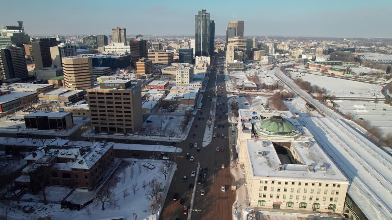 calle principal en winnipeg con la estación de la unión para vía ferroviaria. 4k imágenes aéreas de invierno.