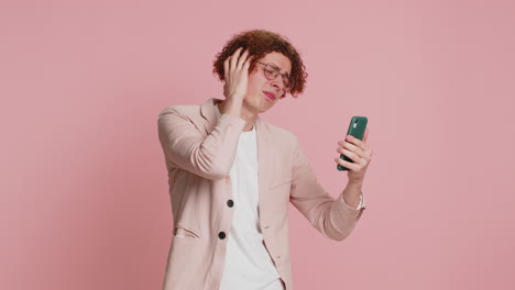 hombre triste molesto usar teléfono inteligente jugar juego pierde pérdida fracasar malas noticias malos resultados de la lotería crisis