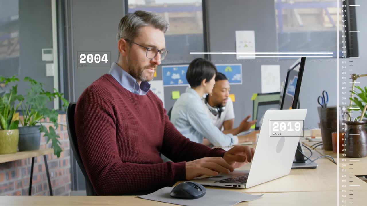 animación del procesamiento de datos financieros sobre diversas personas de negocios en la oficina