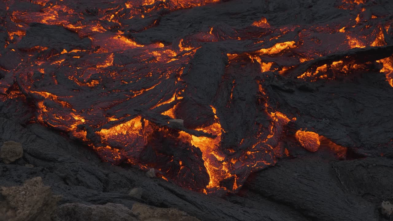 Colate di lava incandescente sotto la crosta terrestre. Vista statica