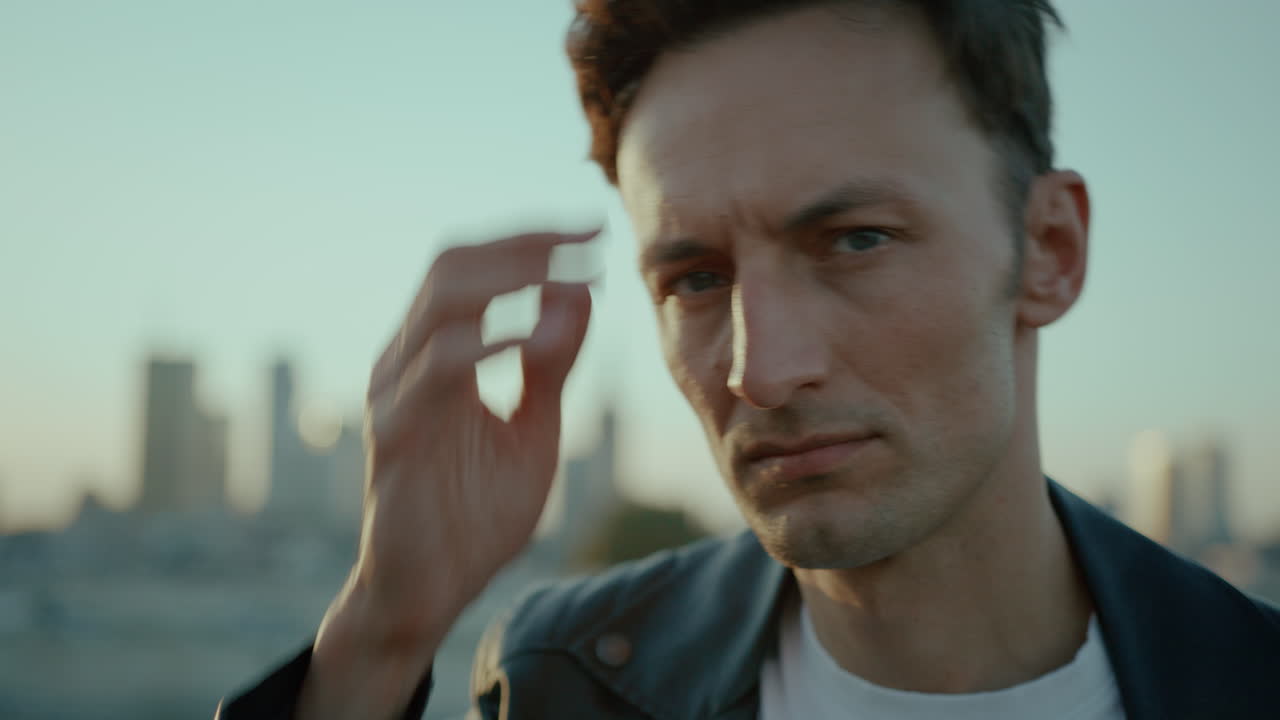 hombre guapo mirando a la cámara, posando, moda, hora de oro, cine, retrato, de cerca