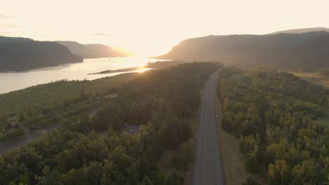 Hermosa-Vista-Aérea-Del-Río-Columbia-Durante-Un-Vibrante-Amanecer-De-Verano