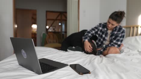 en una llamada de video en la cama pareja