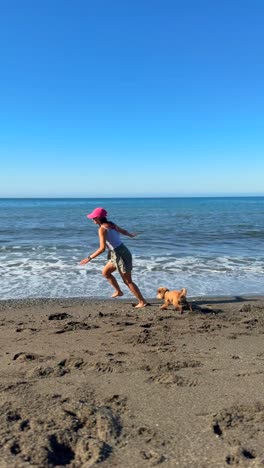 mujer y perro en la playa