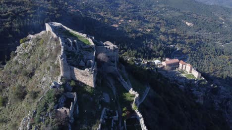 Erleben-Sie-Die-Antike-Schönheit-Einer-Mittelalterlichen-Burg-Aus-Einer-Anderen-Perspektive-Mit-Diesem-Faszinierenden-Luftbildvideo-|-Luftbildaufnahme-Mittelalterlicher-Burgruinen-In-Mystras,-Peloponnes,-Griechenland-|-4k