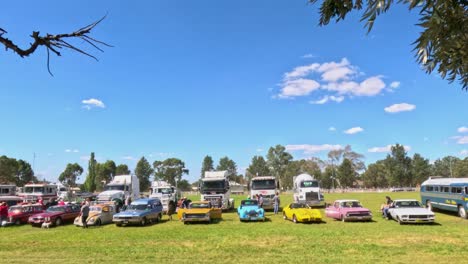 coches y personas moviéndose en un estacionamiento