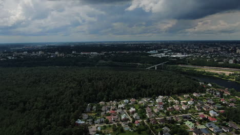 distrito de la ciudad de kaunas panemune con hermoso bosque en un día tormentoso, vista de drones de gran ángulo