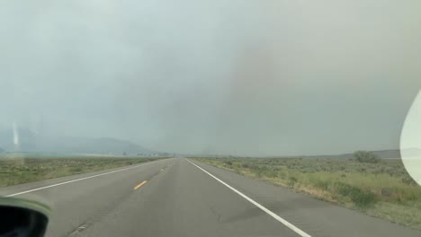 conduciendo por la carretera antes de la destrucción de incendios forestales