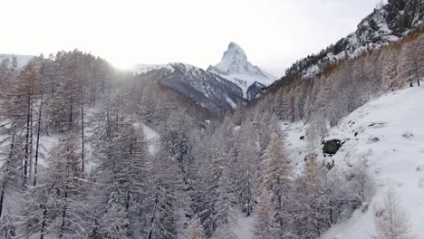 El-Matterhorn-Aéreo-Cinematográfico-Drone-Impresionante-Invernal-Escena-De-Apertura-Zermatt-Suiza-Alpes-Suizos-Pico-De-Montaña-Más-Famoso-Principios-De-Octubre-Pesada-Y-Fresca-Nevada-Puesta-De-Sol-Adelante-Movimiento-Panorámico