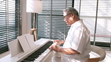 Hombre-De-Mediana-Edad-Disfrutando-De-Un-Momento-único-Mientras-Toca-El-Piano