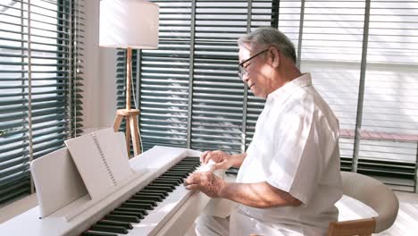 hombre de mediana edad disfrutando de un momento único mientras toca el piano
