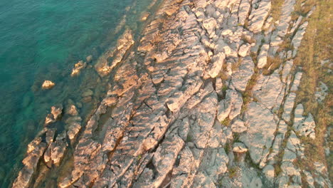 costa escarpada con agua clara durante el verano de la puesta de sol en el norte de croacia