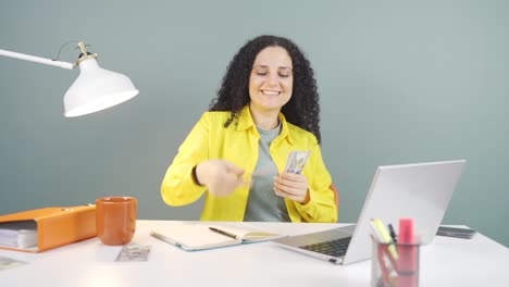 Mujer-Joven-Distribuyendo-Billetes-Y-Arrojándolos-Al-Aire.