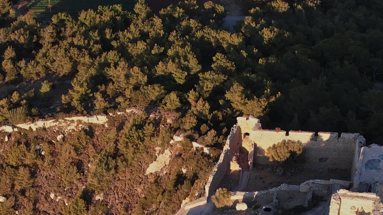 Resti di un castello a Rodi, in Grecia, durante la luce del tardo pomeriggio