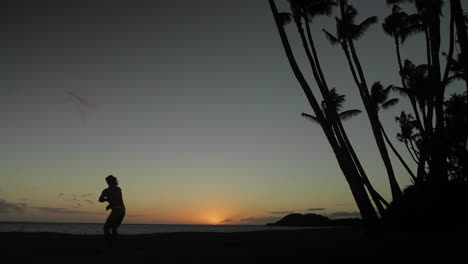 bailarín hawaiano nativo actúa en la distancia al atardecer