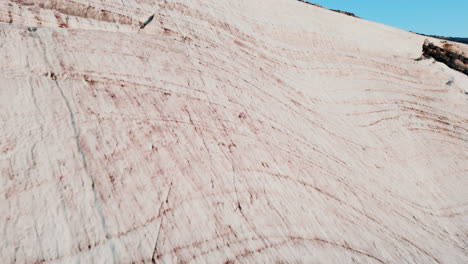 Vista-Total-De-Vuelo-De-Drones-Sobre-Un-Glaciar,-Montañoso,-Paisaje-árido,-Soleado,-Luz-Del-Día,-Nadie,-Al-Aire-Libre,-Desierto