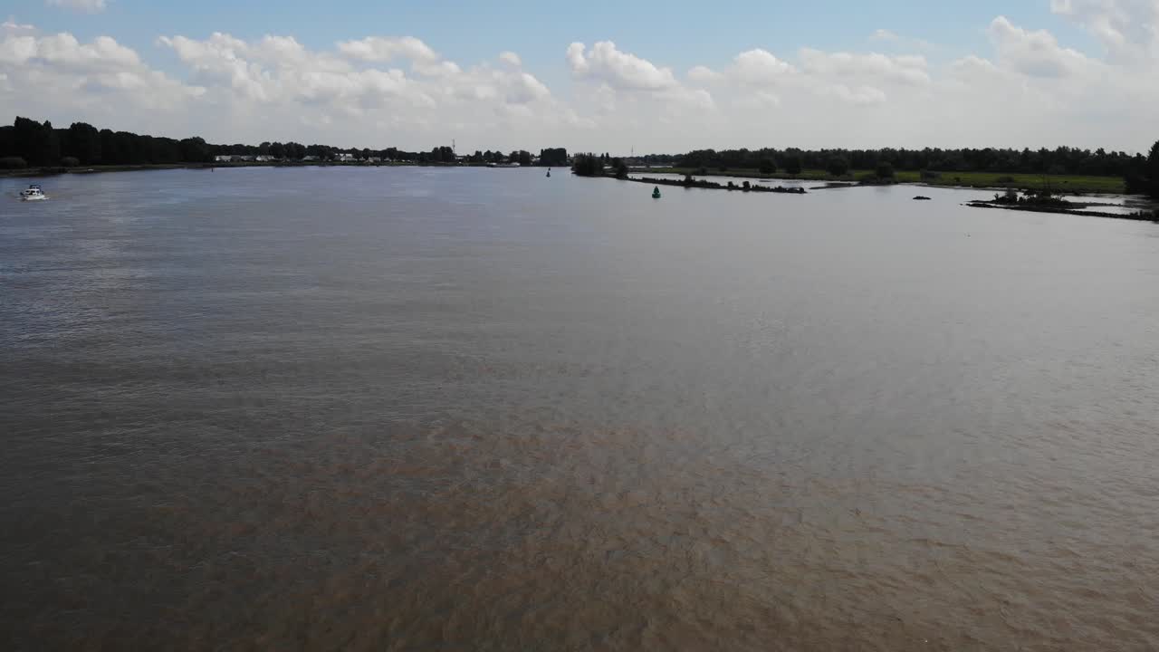 Luftfoto over den brede vandvej Oude Maas i Barendrecht.