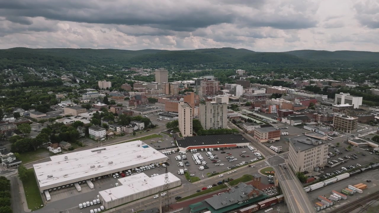 Etableringsbilde av Binghamton, New York på en overskyet dag. Tatt om sommeren