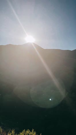 paisaje de montaña con luz solar