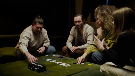 grupo de amigos jugando al póquer sentados en el sofá de la sala de estar 5