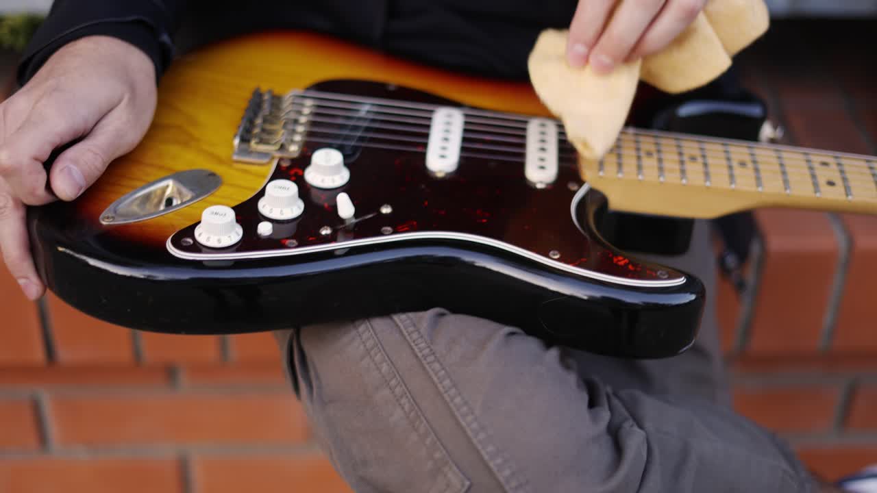 hombre cuide de la guitarra al aire libre